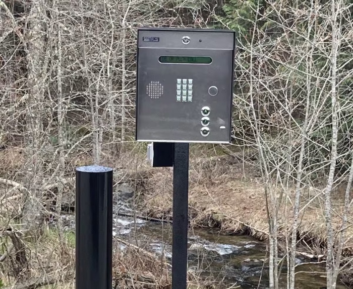 custom_gate_entry_system_gated_community_fish_creek_idaho_g8aa8ka025.jpg